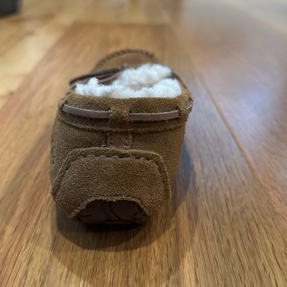 Ugg Kids Dakota Slipper - Picture 4 of 9